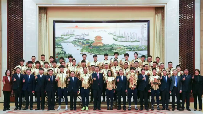 市四套班子领导接见泰州足球队